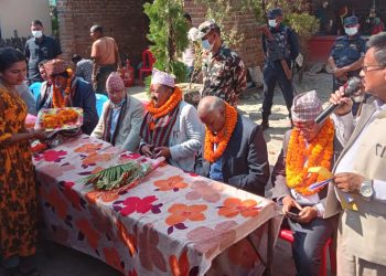 इटहरीका मेयर द्वारिकलाल चौधरी नेकपा एसमा जाने हल्लाले एमालेमा तरङ्ग, माधव नेपाल र राजेन्द्र राईलाई घरमै भोज !