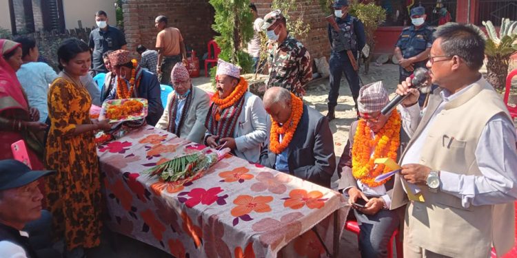 इटहरीका मेयर द्वारिकलाल चौधरी नेकपा एसमा जाने हल्लाले एमालेमा तरङ्ग, माधव नेपाल र राजेन्द्र राईलाई घरमै भोज !