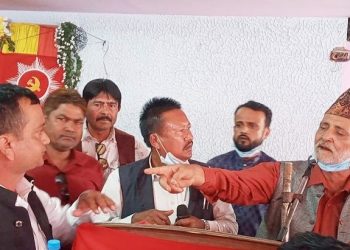 सुनसरी एमालेमा भाँडभैलो, कार्यक्रममा बोल्दाबोल्दै द्वारिकलाल चौधरीले खोसे माइक