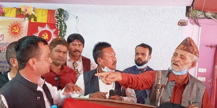 सुनसरी एमालेमा भाँडभैलो, कार्यक्रममा बोल्दाबोल्दै द्वारिकलाल चौधरीले खोसे माइक