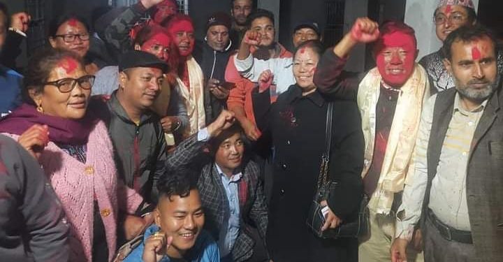 माओवादी केन्द्र इटहरीमा बहादुरसिंह तामाङ, धाँधलीपूर्ण निर्वाचन भएको भन्दै कुर्सी तोडफोड