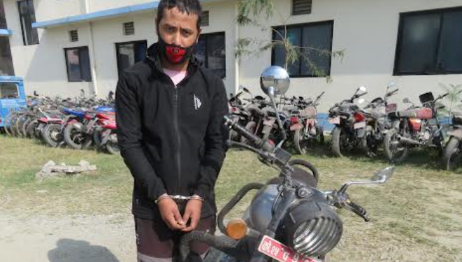 कोसी अस्पताल परिसरबाट चोरीएको मोटरसाइकलसहित प्रकाउ