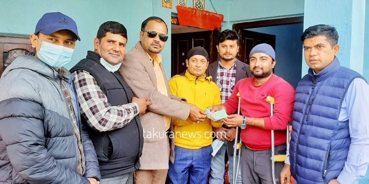 प्रेस युनियन सुनसरीद्वारा दुर्घटना बीमा बापतको ७० हजार रुपैँया हस्तान्तरण