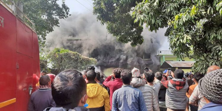 झापाको मेचीनगर नगरपालिका आज बिहान भएको आगलागी साझ ५ बजे नियन्त्रणमा