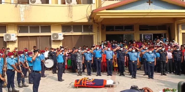 आक्रमणमा मारिएकी प्रहरी जवान उर्मिला श्रेष्ठलाई शोक सलामी अर्पण