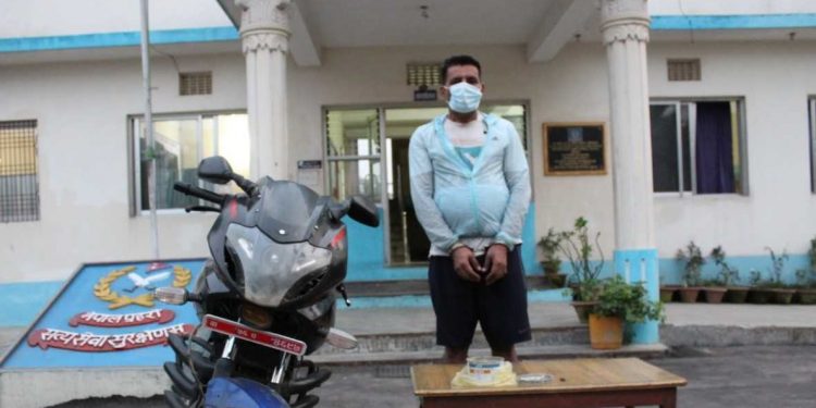 ब्राउनसुगरसहित एक पक्राउ