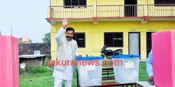 इटहरीमा गठबन्धनबाट मेयरका उम्मेदवार हेमकर्ण पौडेलले लगाए मत, भन्छन् – जनता परिवर्तनको पक्षमा छन्