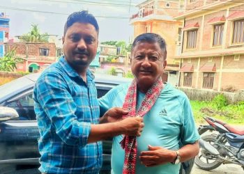 इटहरी ४ : वडाध्यक्षमा विजयी भक्त लामालाई प्रत्यासी विक्रम थापाले घरै पुगेर बधाई दिए