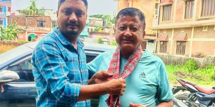 इटहरी ४ : वडाध्यक्षमा विजयी भक्त लामालाई प्रत्यासी विक्रम थापाले घरै पुगेर बधाई दिए