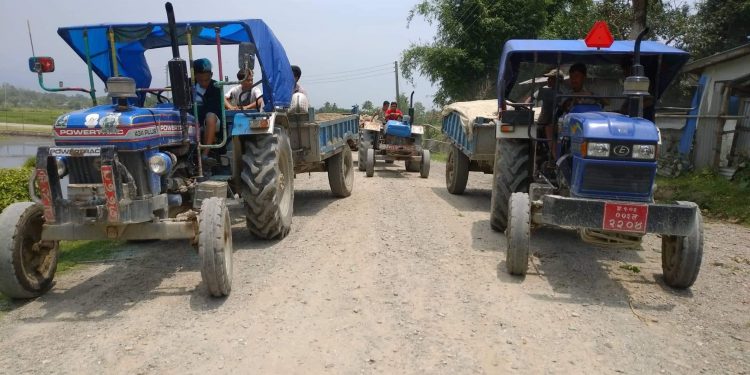 इटहरीमा अबैध रूपमा बालुवा, गिट्टी चोरी गर्ने ट्याक्टर प्रहरी नियन्त्रणमा