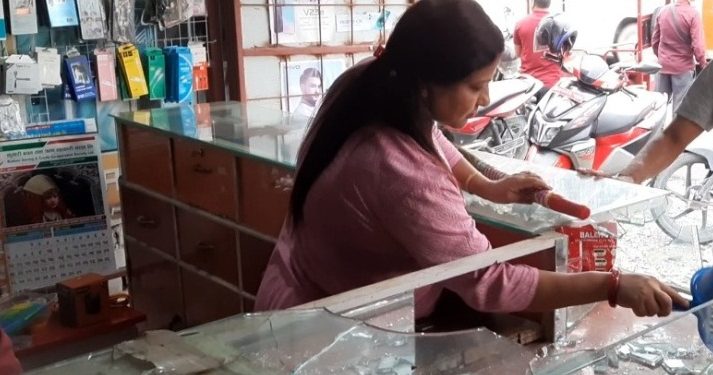 इटहरीमा तोडफोड गरी मोबाइल पसलमा चोरी