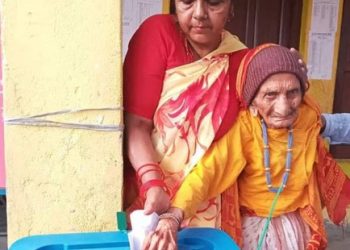 मोरङको सुन्दरहरैँचामा ११३ वर्षीया वृद्वले गरिन् मतदान