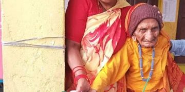 मोरङको सुन्दरहरैँचामा ११३ वर्षीया वृद्वले गरिन् मतदान