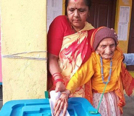 मोरङको सुन्दरहरैँचामा ११३ वर्षीया वृद्वले गरिन् मतदान