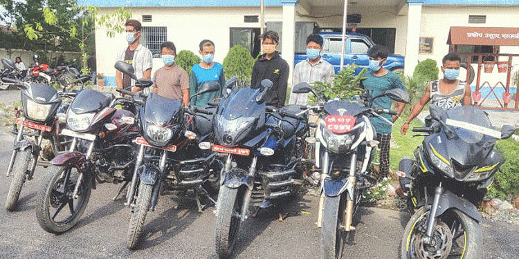 मोटरसाइकल चोरीमा संलग्न पेसेवर गिरोह पक्राउ