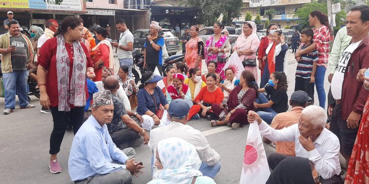 इटहरीमा एमाले नेता हिमाल सुवेदीमाथि कुटपिट, पूर्व–पश्चिम राजमार्ग कार्यकर्ताद्वारा अवरुद्व