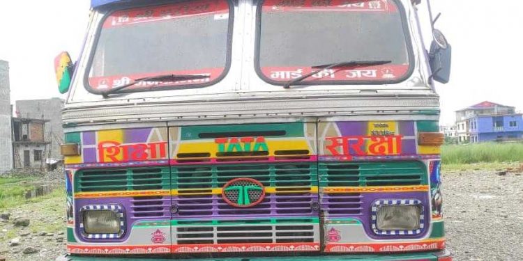 मोरङको बेलबारीमा तीनजना सवार स्कुटर ट्रकमा ठोक्कियो, एकको मृत्यु, दुईको अवस्था गम्भीर