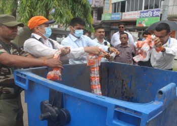 इटहरीमा म्याद गुज्रिएका सामानमा नयाँ स्टिकर राखेर बिक्री