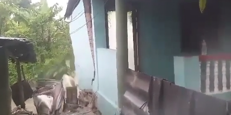 इटहरीमा सुकुमारी खोलाको बाढीका कारण एक घर लड्दा पूर्ण रूपमा क्षति