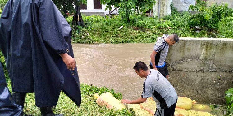 पानी नरोकिएपछि इटहरीमा बोराबाँध बाध्न सुरु, उच्च सतर्कता अपनाउन अपिल