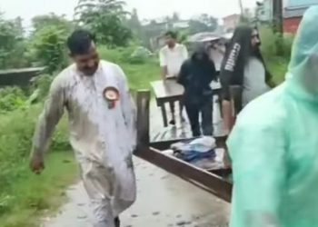 इटहरीका बाढीपीडितको उद्वारमा मेयर हेमकर्ण पौडेल आफैँ खटिए