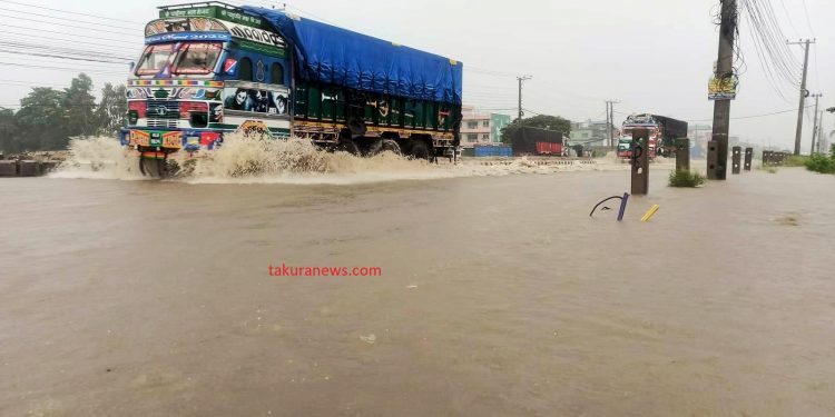 निरन्तरको वर्षाले इटहरीका बस्तीमै पस्यो बाढी, केही ठाउँमा सवारी आवतजावतमा समस्या