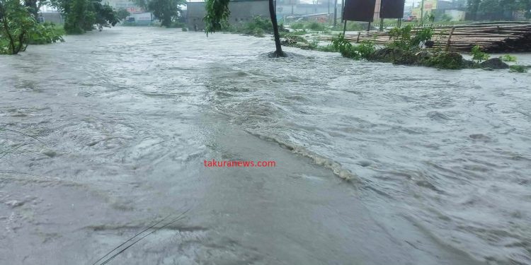 निरन्तरको वर्षाले इटहरीका बस्तीमै पस्यो बाढी, केही ठाउँमा सवारी आवतजावतमा समस्या