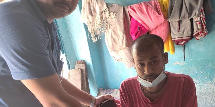 मृगौला पीडितलाई इटहरी ८ का रोहित चौधरीद्वारा आर्थिक सहयोग