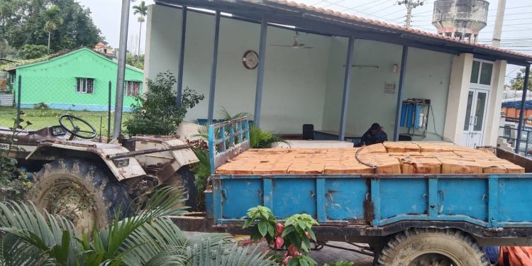 मोरङमा एक लाख ३५ हजार बराबरको रक्सीसहित ट्याक्टर प्रहरी नियन्त्रणमा