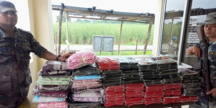 जोगवनीबाट अवैध रूपमा ल्याउँदै गरेको तस्करीको कपडा बरामद