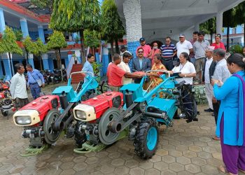 इटहरीमा कृषकलाई हाते ट्याक्टर वितरण