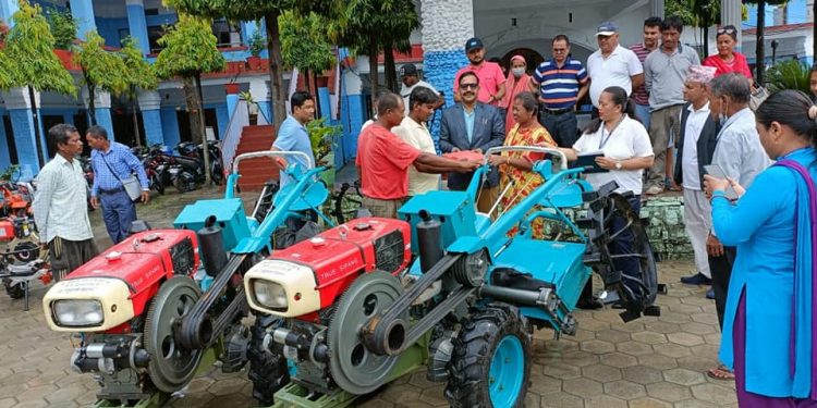 इटहरीमा कृषकलाई हाते ट्याक्टर वितरण