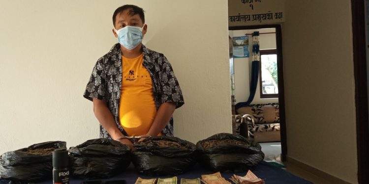 प्रतिबन्धित लागूऔषधसहित एक पक्राउ