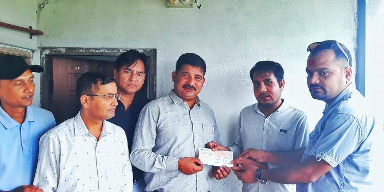 प्रेस युनियन सुनसरीद्वारा दुर्घटना पीडित सञ्चारकर्मी दाहाललाई एक लाख रुपैयाँ हस्तान्तरण