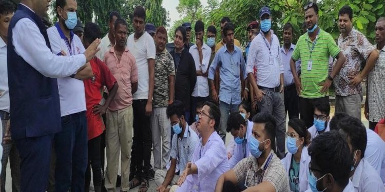 सामाजिक सञ्जालमा लाञ्छना लगाएको भन्दै इनरुवा अस्पतालका डाक्टरहरू आन्दोलित