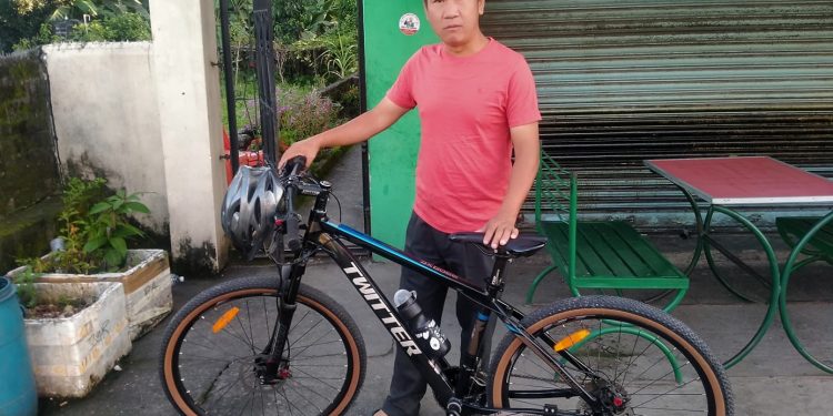 धरान उपमहानगरका मेयर हर्क साम्पाङलाई शुभचिन्तकले दिए ६० हजारको साइकल