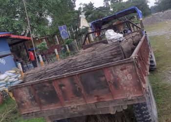 अबैध रुपमा सखुवाको गोलिया सहित ट्याक्टर नियन्त्रणमा