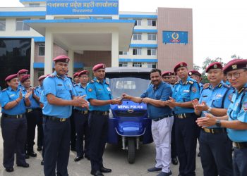 बजाज सोरुम इटहरीले प्रदेश प्रहरीलाई दियो विद्युतीय अटो