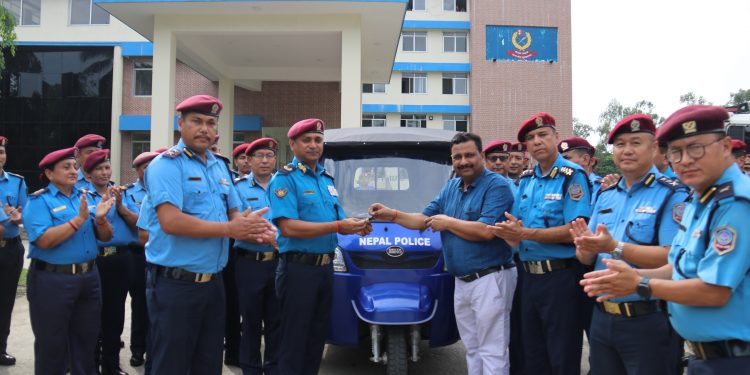 बजाज सोरुम इटहरीले प्रदेश प्रहरीलाई दियो विद्युतीय अटो