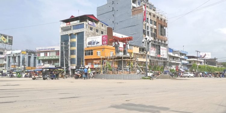 इटहरीमा वीरेन्द्रको शालिक नराख्ने भएपछि असन्तुष्ट समूहले भेट्यो मेयरलाई