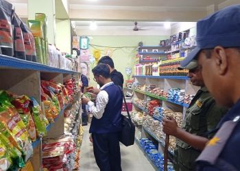 इटहरीमा बजार अनुगमनमा म्याद गुज्रिएको सामान भेटियो