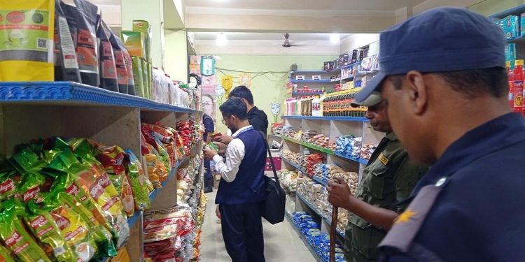 इटहरीमा बजार अनुगमनमा म्याद गुज्रिएको सामान भेटियो