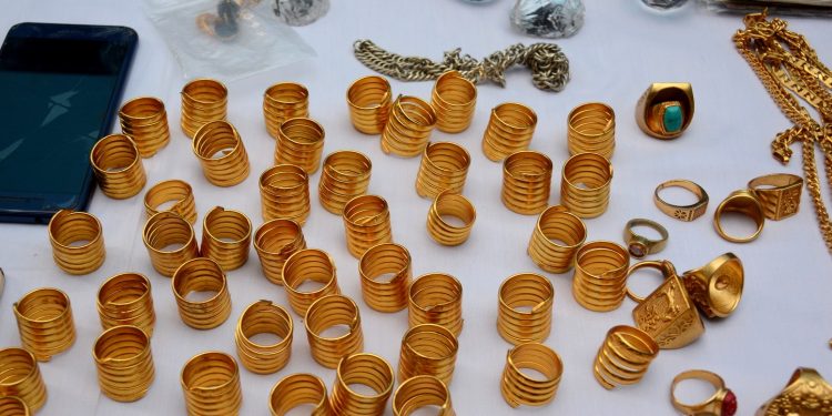 ताप्लेजुङमा फोहोरको थुप्रोभित्र लुकाएको अवस्थामा ८९ थान सुनका गहना फेला