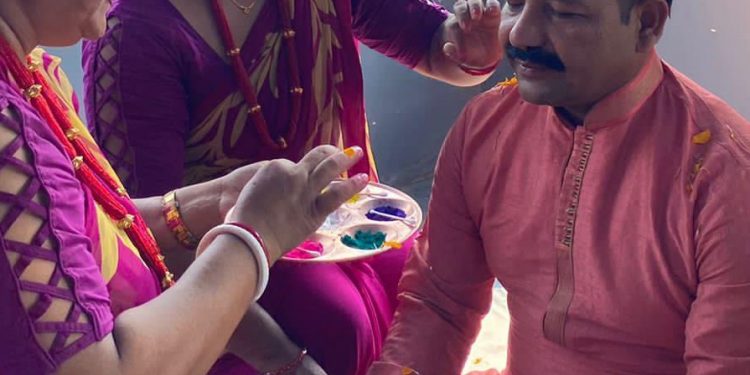 इटहरीका मेयरले लगाए दिदीबहिनीबाट भाइटीका