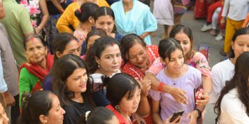 मोरङ ३ मा राप्रपाकी रेखा थापाको पक्षमा महिलाहरूले गरे नाराबाजी
