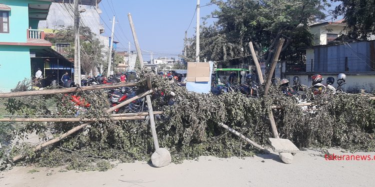 इटहरीमा निर्माणकार्य अलपत्र पारेपछि स्थानीयले गरे सडक अवरुद्व