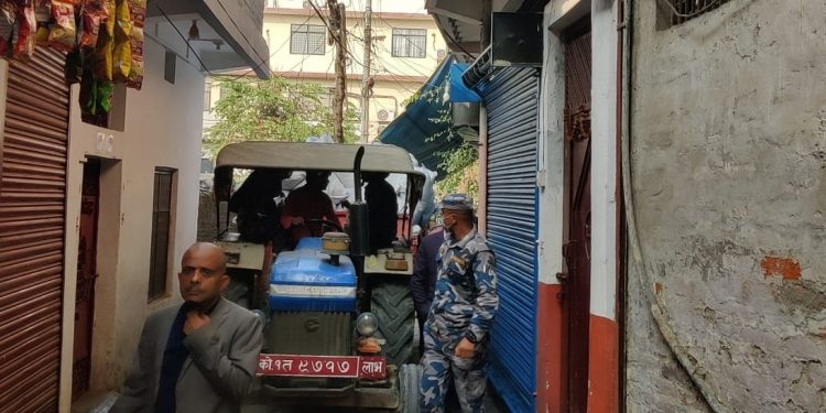 विराटनगरमा व्यवसायीको गोदाममा भन्सारको छापा