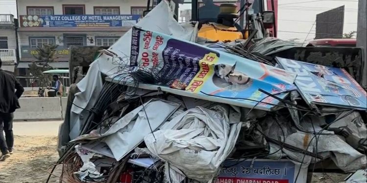 इटहरीमा जथाभावी राखिएका होर्डिङ बोर्ड हटाउन सुरु