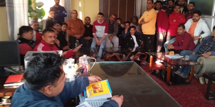 इटहरीमा राजश्व कार्यालयको छड्के, व्यापारीहरूले विरोध गर्दै घेरे कार्यालय