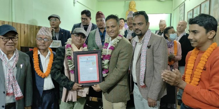 गिरिराज आचार्य सृजनशील पत्रकारिता पुरस्कारबाट धरानका लक्ष्मण थापा सम्मानित